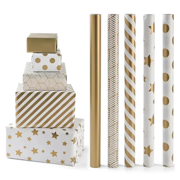 სასაჩუქრე ყუთების კოლექცია შეფუთული ქსოვილის შესაფუთი ქაღალდით სხვადასხვა ოქროსა და თეთრი ნიმუშებით, მათ შორის ზოლებით, წერტილებითა და ვარსკვლავებით.