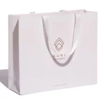 Zeigen Sie die Seite der benutzerdefinierten weißen Papiertüten