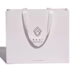 Zeigen Sie die Vorderseite der benutzerdefinierten weißen Papiertüten