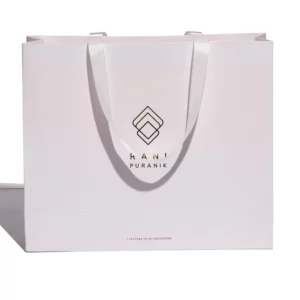 Zeigen Sie die Vorderseite der benutzerdefinierten weißen Papiertüten