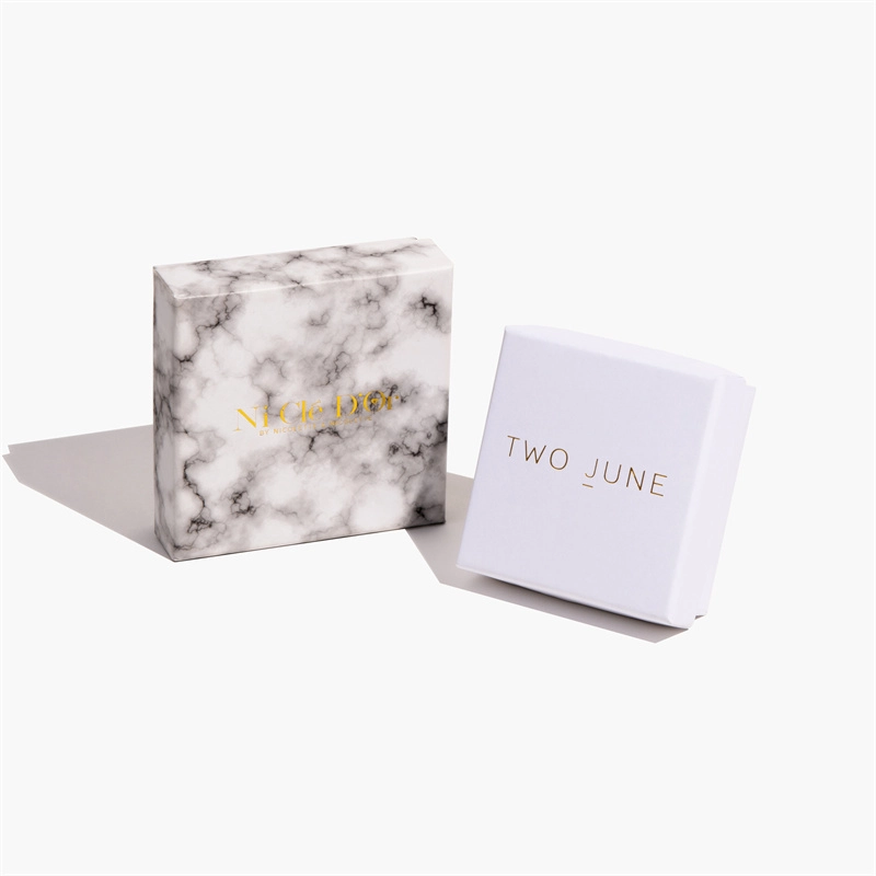 ორი მორგებული ქაღალდის სამკაულების ყუთი თავსახურით მხატვრულად არის განთავსებული