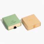 ერთი დახურული კარგად დამზადებული კრაფტის საბაჟო უჯრის ყუთი მწვანე გვერდით ეყარა