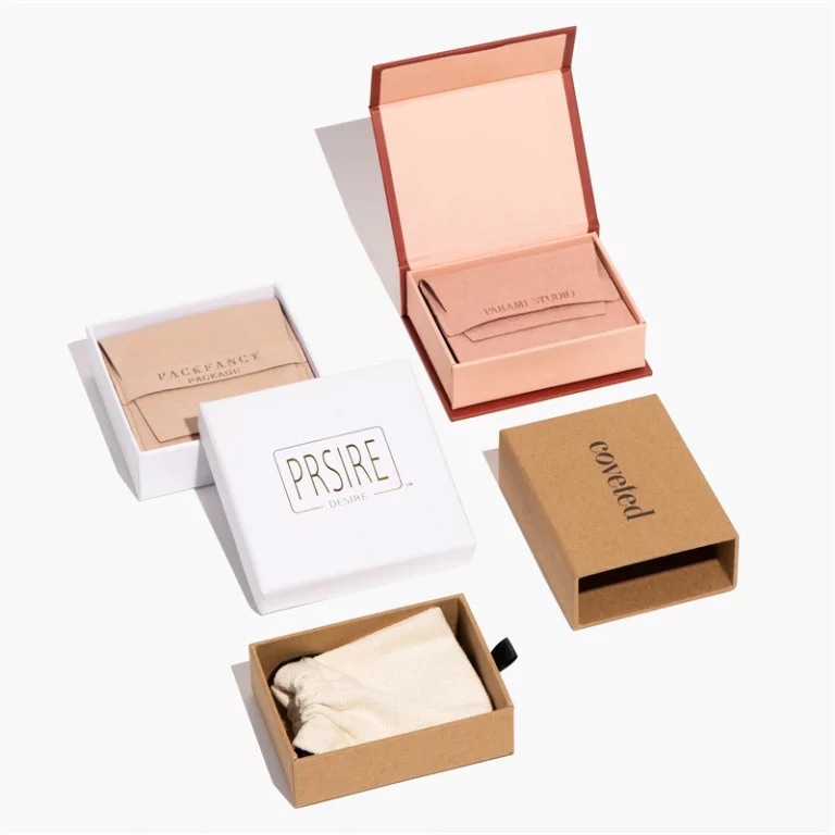 სამი განსხვავებული სტილის კარგად დამზადებული სამკაულების ყუთები ჩანთებით სავსეა მხატვრობით