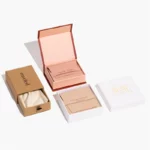 სამი განსხვავებული სტილის კარგად დამზადებული სამკაულების ყუთები ღიაა სხვადასხვა სტილის საიუველირო ჩანთების შიგნით ჩვენებისთვის