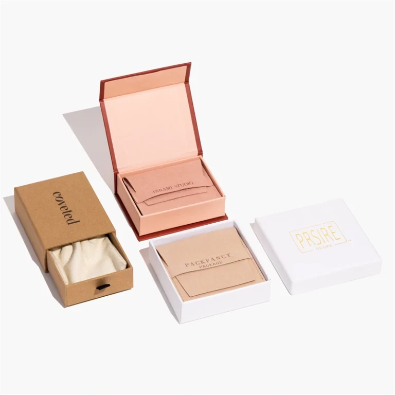 სამი განსხვავებული სტილის კარგად დამზადებული სამკაულების ყუთები ღიაა სხვადასხვა სტილის საიუველირო ჩანთების შიგნით ჩვენებისთვის