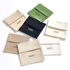 Präsentieren Sie eine Reihe individuell gestalteter Schmuckbeutel aus weichem Baumwoll-Canvas in verschiedenen Farben.