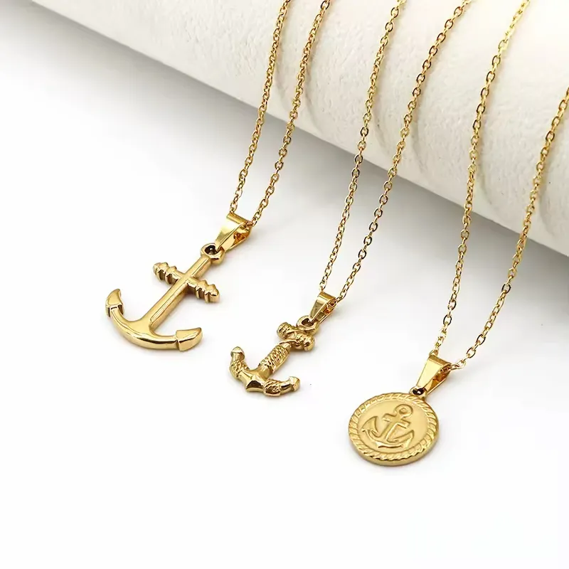 Drei goldene Halsketten verdrängen