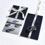 არის ორი შავი ბამბის ტილოს კონვერტის სამკაულების ჩანთა სიმებით და ბარათით, ერთი გახსნილია მასზე ორი ვერცხლის ბეჭდით, მეორე კი დახურულია,