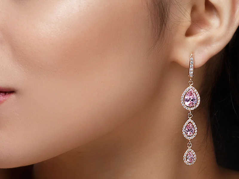 eine Frau, die Ohrringe im Hängeohrstil trägt