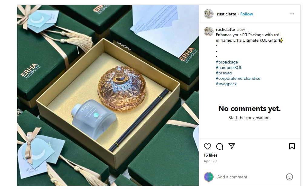 Ein luxuriöses PR-Paket mit einem Hautpflegeprodukt, einem dekorativen Glasgefäß und einem eleganten Stift, präsentiert in einem eleganten Gold- und Grün-Thema.