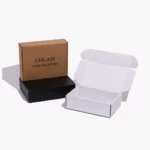 სამი საბაჟო სტანდარტული საფოსტო ყუთი განთავსდება მხატვრულად, ერთი თეთრი, ერთი კრაფტი, ერთი შავი