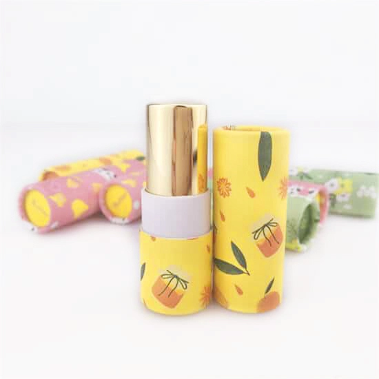 Ein Bündel gedrehter Papierröhren ist kunstvoll auf dem Schreibtisch platziert