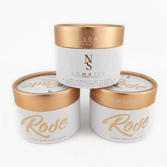 Ein individuell bedrucktes Papierglas steht über den anderen beiden