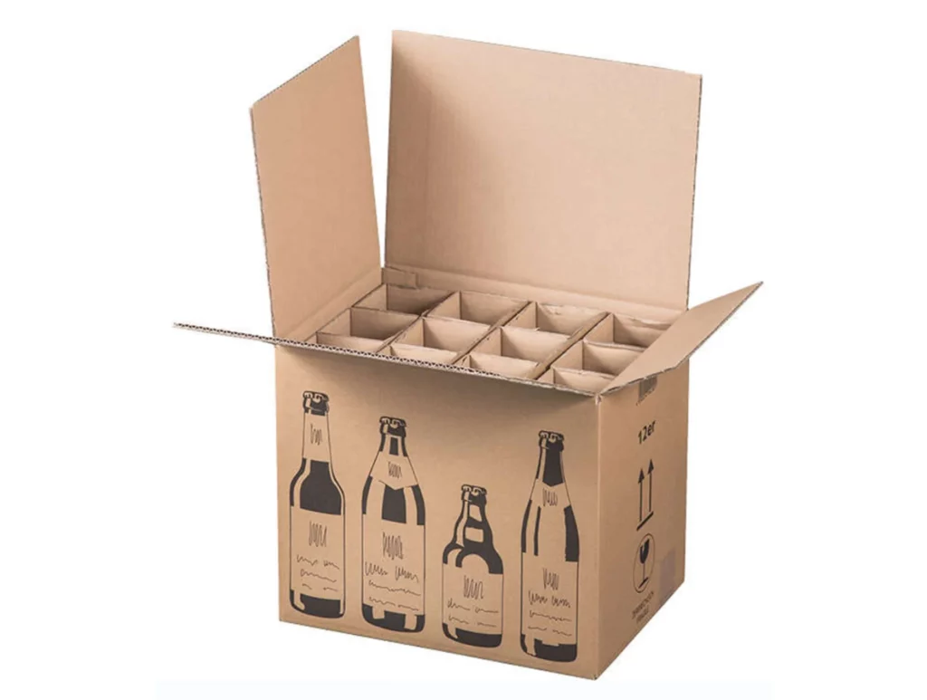 ein offener Karton mit einer Trennschale im Inneren, der für die Aufnahme von 12 Flaschen ausgelegt ist und auf der Außenseite eine Flaschengrafik aufweist.