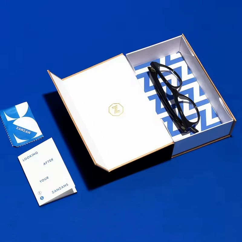 არის მაგნიტური დახურვის ყუთი წყვილი შუშით ლურჯ ფონზე