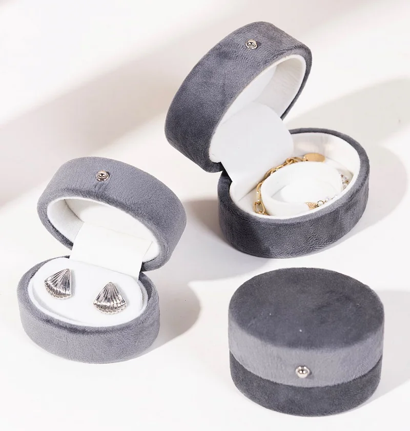 Verhindern Schmuckschatullen das Anlaufen? Tipps zur Schmuckaufbewahrung 4 Es gibt drei weich gefütterte Schmuckkästchen. Zwei geöffnet mit Schmuck darin, eines ist geschlossen