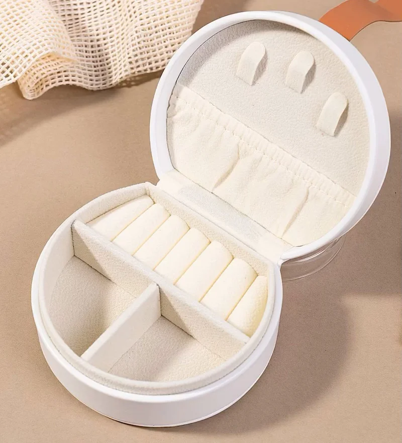 Verhindern Schmuckschatullen das Anlaufen? Tipps zur Schmuckaufbewahrung 5 Zeigen Sie das Innere einer weißen Box mit Anlaufschutzbeschichtung