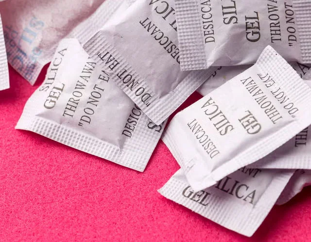 Verhindern Schmuckschatullen das Anlaufen? Tipps zur Schmuckaufbewahrung 7 dort ein Bündel von Silicagel-Packungen vor dem hellrosa Hintergrund