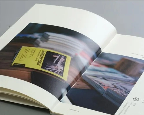 ბროშურის შიდა გვერდები ლაქით შეღებილი