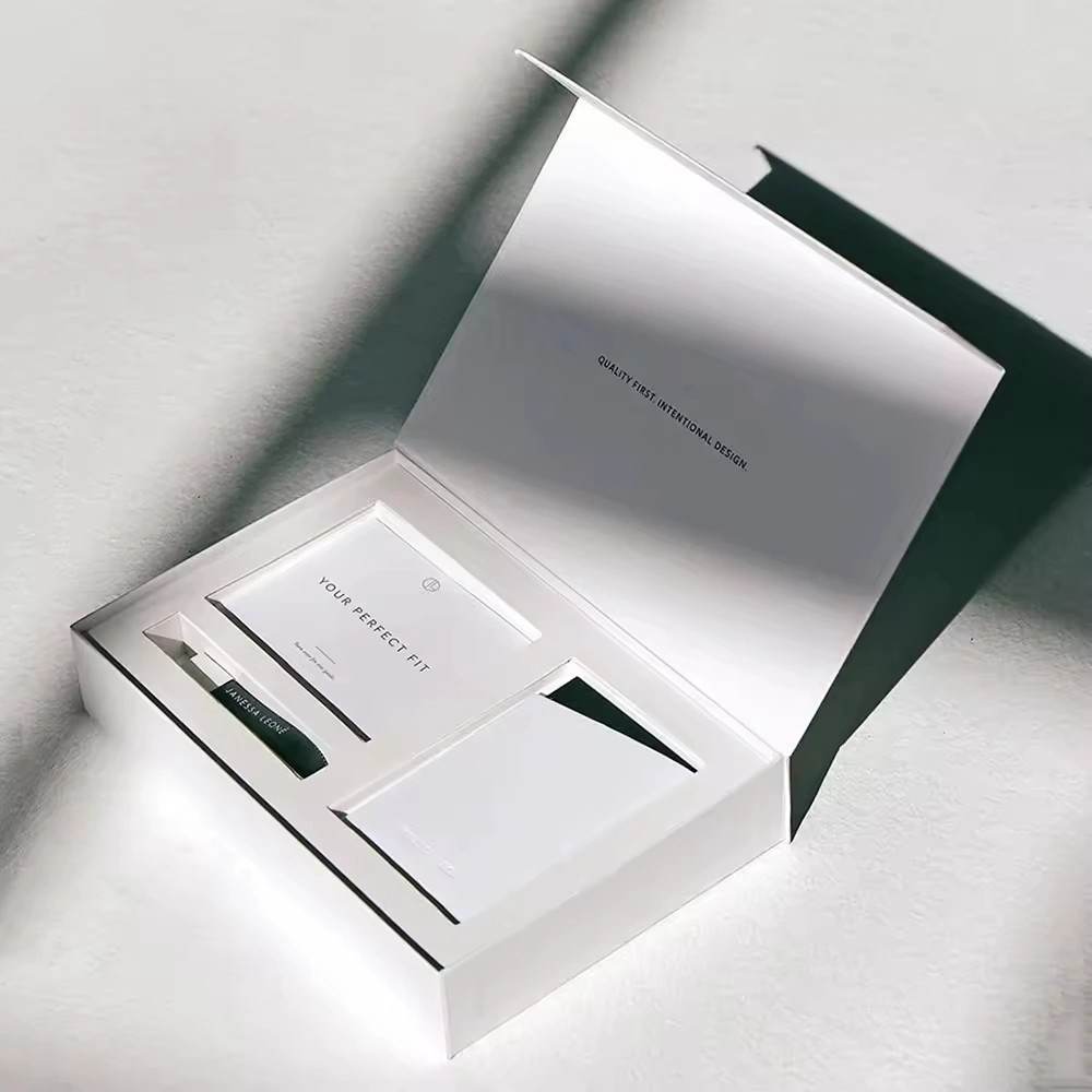 გამოფინეთ ერთი თეთრი, პრემიუმ კლასის, მაგნიტური დახურვის ყუთი ჩანართით და პროდუქტის ნაკრებით.