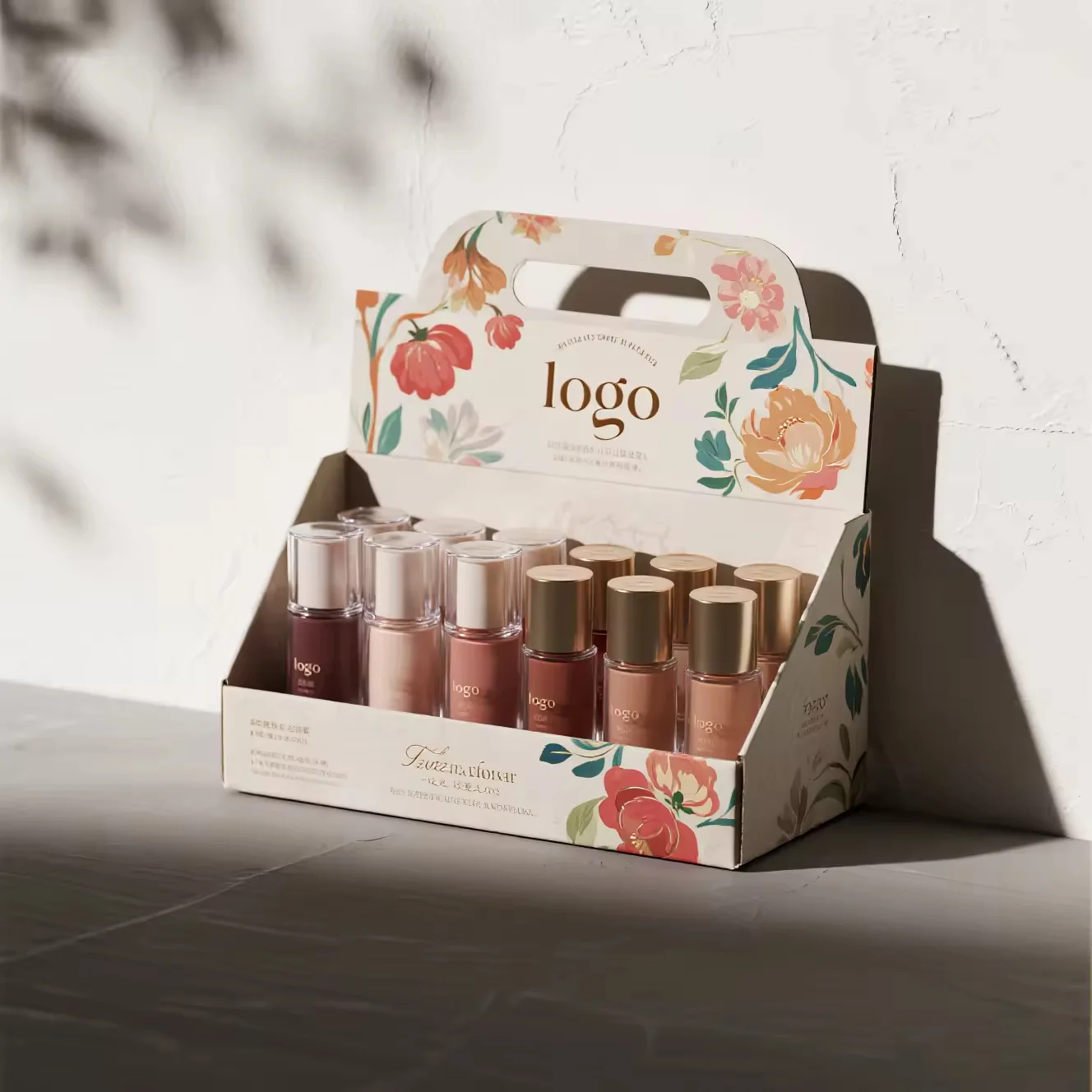 Auf dem Boden steht eine spezielle Thekendisplaybox, in der sich zwei Reihen Lippenstifte befinden.