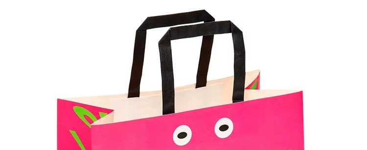 Zeigen Sie die Papiertüte mit flachem Papiergriff an