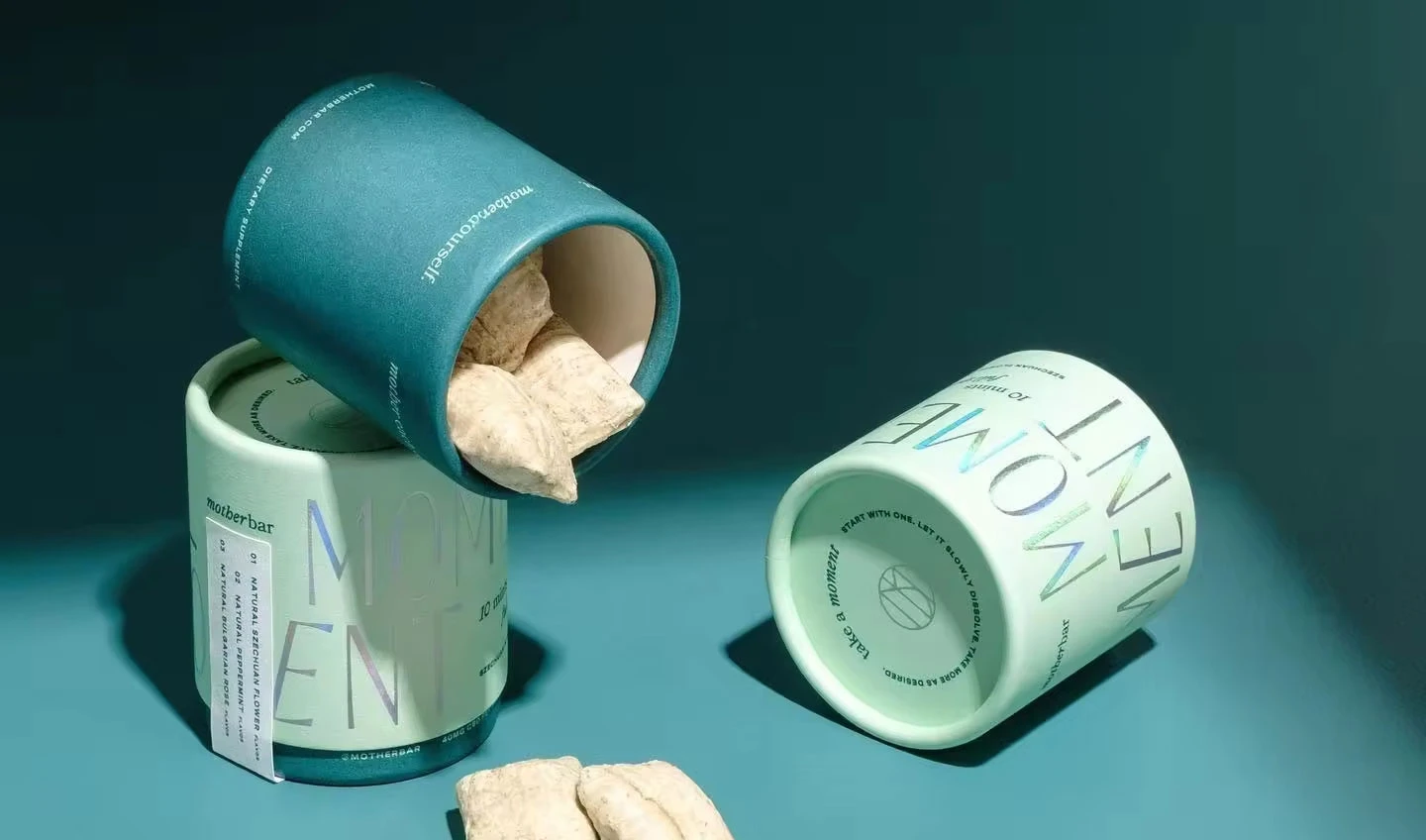 არის ორი მორგებული მუყაოს მილი, ერთი დახურულია, ხოლო მეორე გახსნილია და შიგნით პროდუქტებია მოთავსებული.