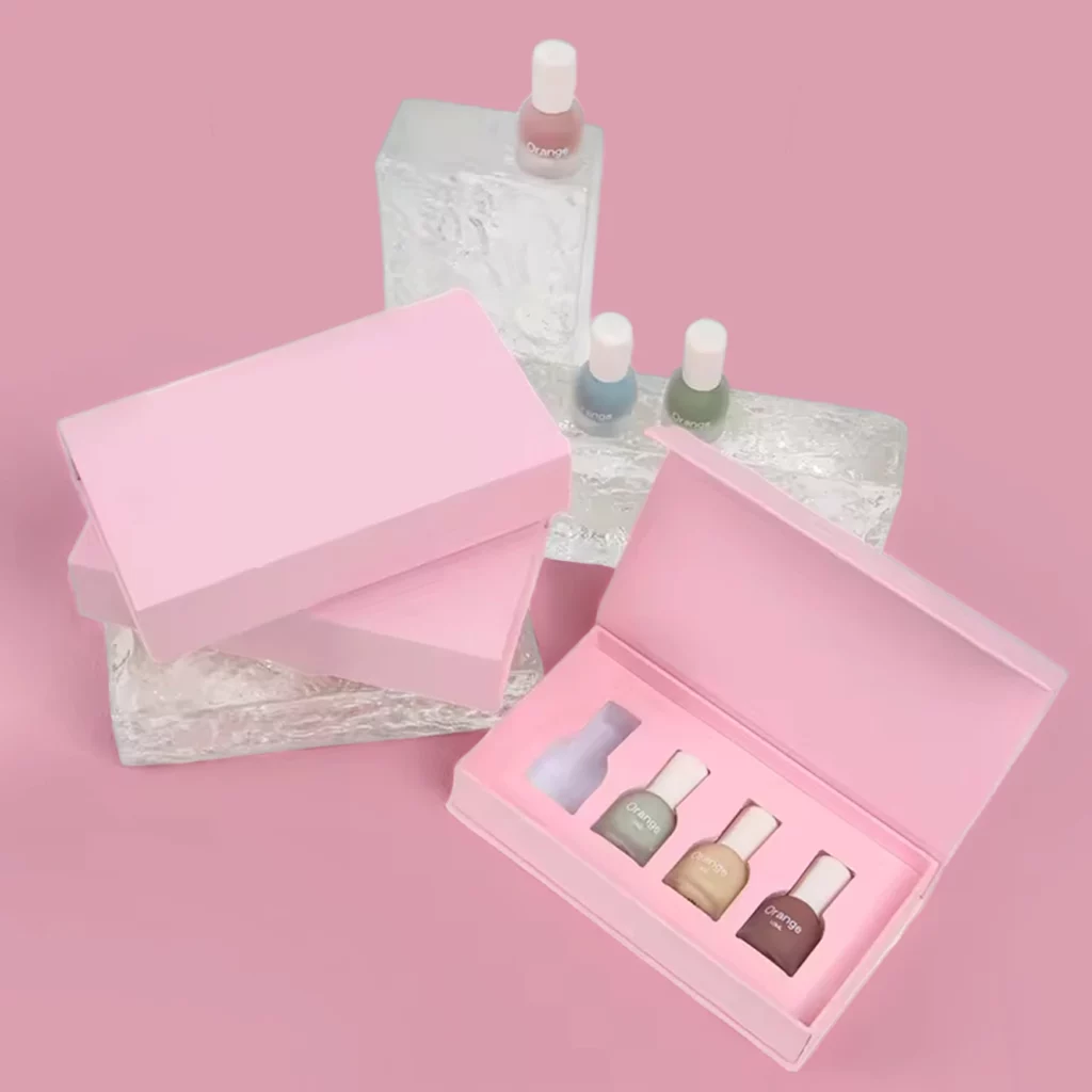 შიგნით არის სამი ვარდისფერი, მაგნიტური დახურვის ყუთი ფრჩხილის ლაქით