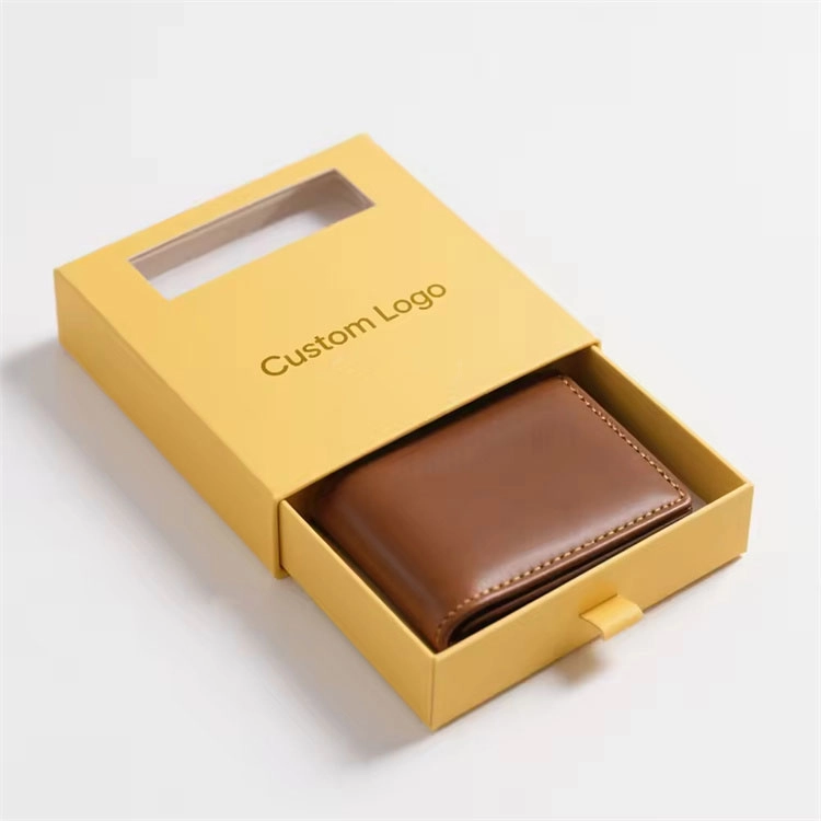 Es gibt eine gelbe, stabile Schubladenbox mit Sichtfenster, in der sich eine braune Geldbörse befindet.