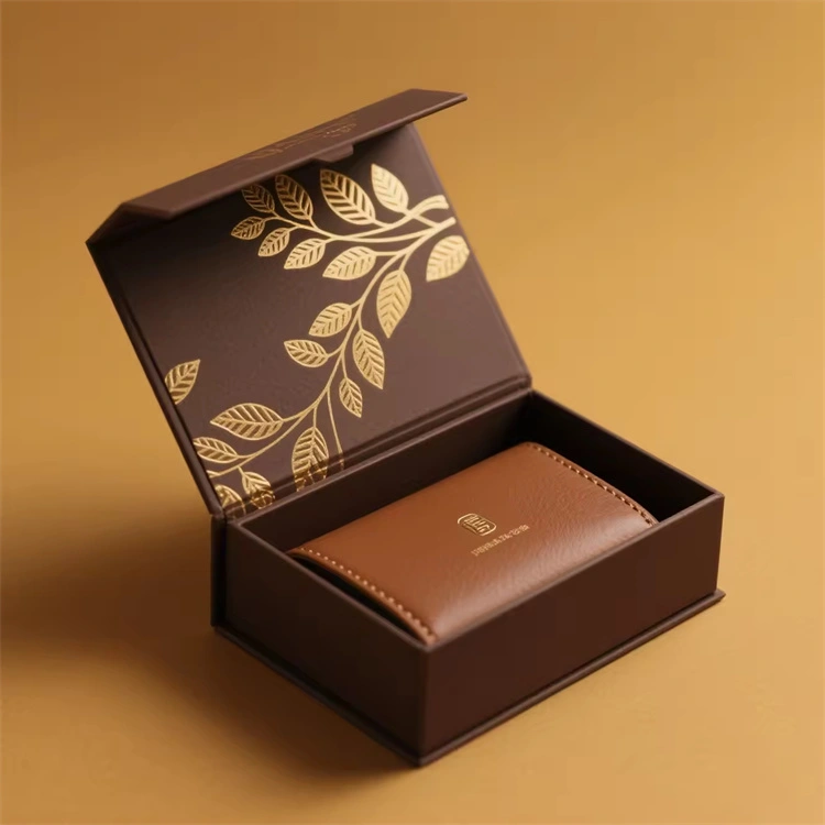 Es gibt eine braune Schachtel mit Magnetverschluss, in der sich eine hellbraune Geldbörse befindet.