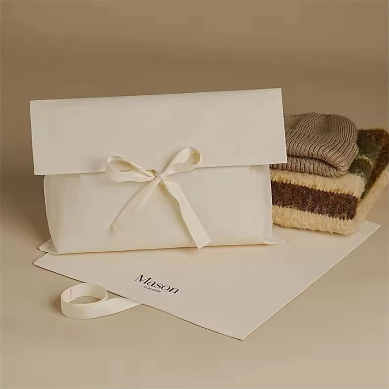 არის ორი ქსოვილის ჩანთა და ორი ტანსაცმლის ნაჭერი, ერთი ჩანთა ქსოვილს შეიცავს, ხოლო მეორე იატაკზე დევს.