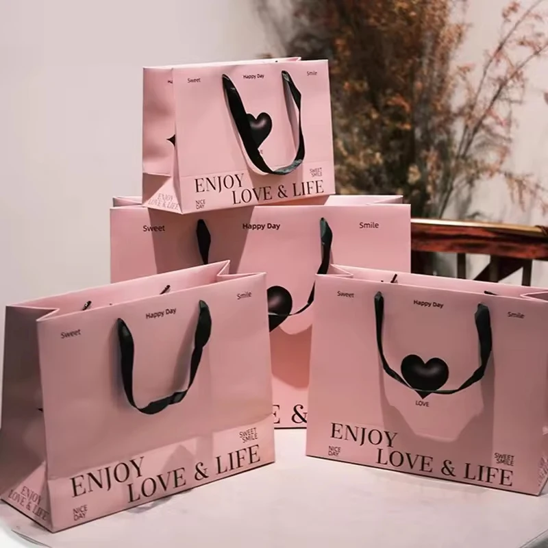 ოთხი ვარდისფერი ქაღალდის პარკია, ინდივიდუალური დიზაინითა და ლოგოთი