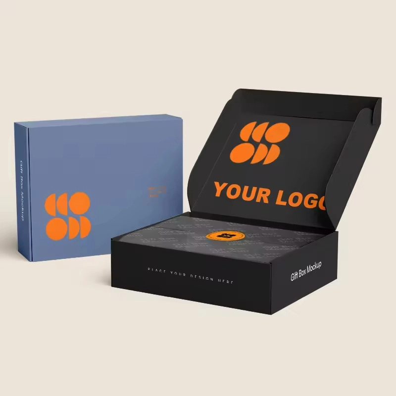 ორი გოფრირებული საფოსტო ყუთია. ერთ-ერთში ხელსახოცებით შეფუთული ტანსაცმელია.