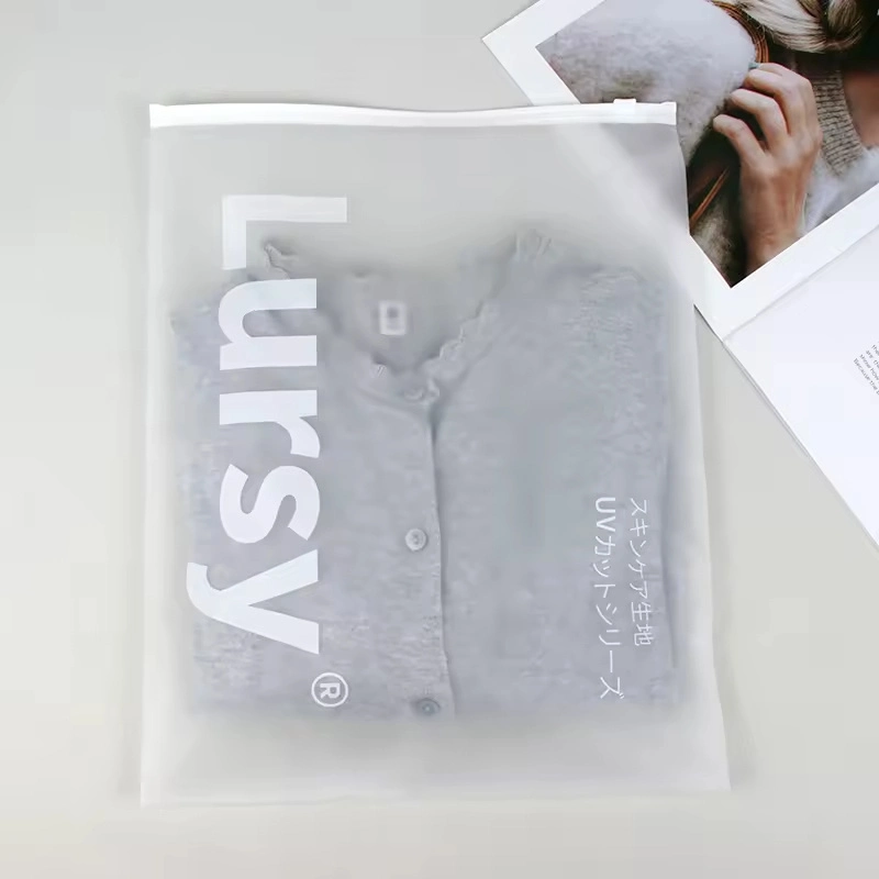 არის ერთი EVA ელვაშესაკრავიანი ჩანთა, რომელშიც ტანსაცმელი და ჟურნალია მოთავსებული.