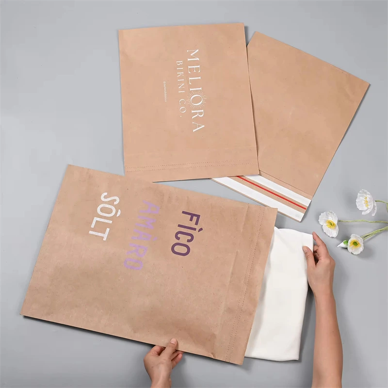 სამი კონვერტის სტილის ქაღალდის პარკია. ორი ხელი ერთი კონვერტიდან ქსოვილს იღებს.