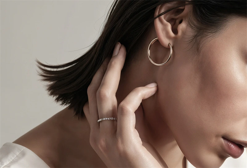 ქალია, რომელსაც რგოლი და ბეჭედი აცვია