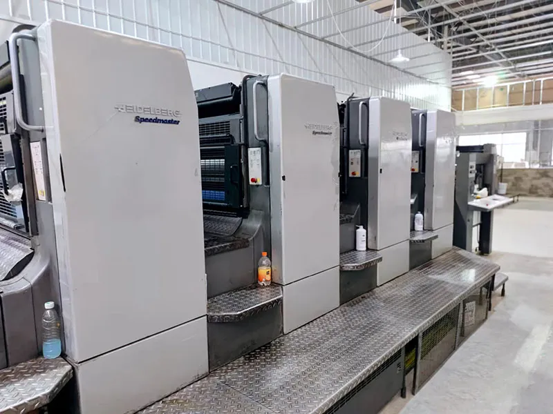 Die tatsächliche Offsetdruckmaschine in der Druckerei in Betrieb nehmen