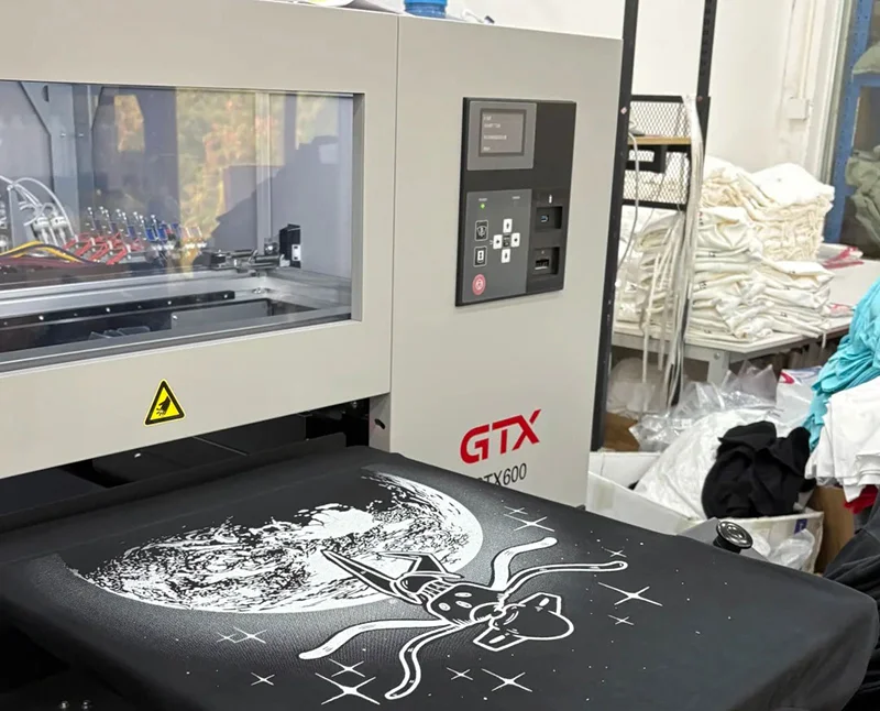 zeigt den Effekt des Digitaldrucks auf Textilmaterial