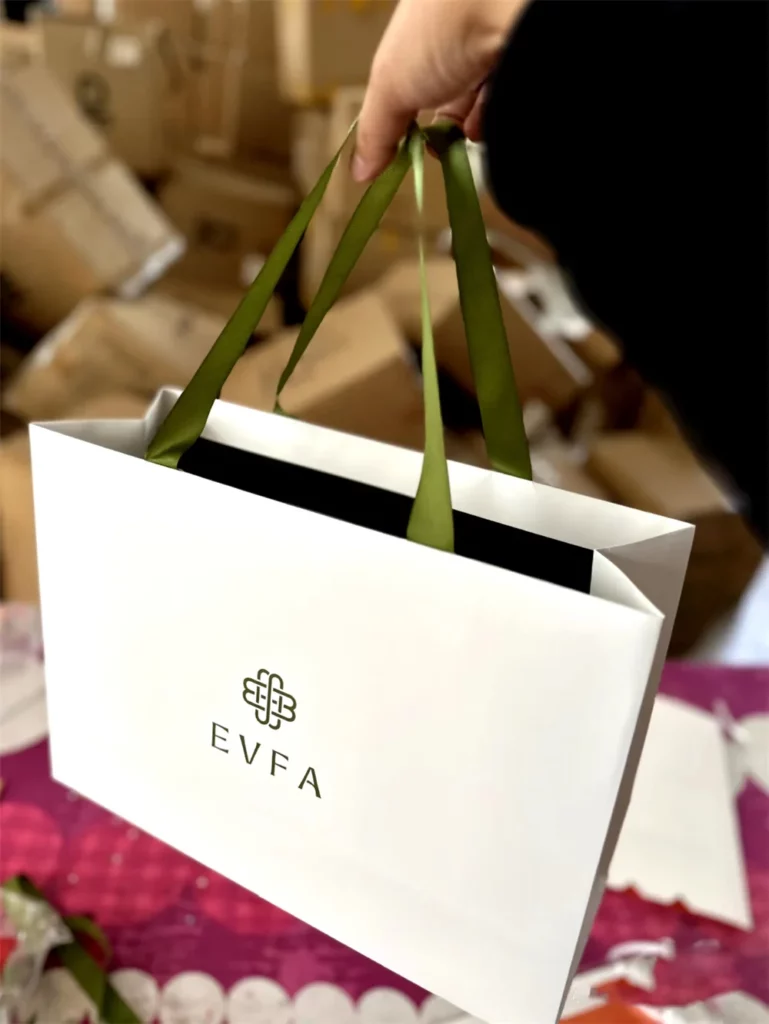Mattes vs. glänzendes Laminat: Welche Verpackungsoberfläche passt am besten zu Ihrer Marke? 5 Es handelt sich um eine weiße Marken-Papiertüte mit matter Laminierung.