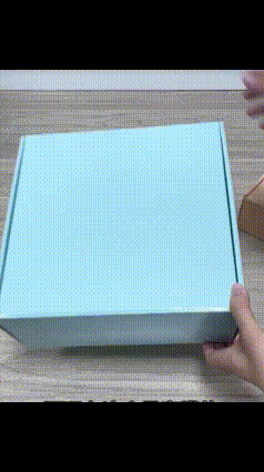 Mattes vs. glänzendes Laminat: Welche Verpackungsoberfläche passt am besten zu Ihrer Marke? 3 um eine blaue, glänzende Laminierung in einem Versandkarton zu zeigen